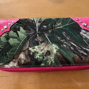 ONE PRE-OWNED CAMOUFLAGE AND PINK LADIES ZIPPERED WALLET CTM5